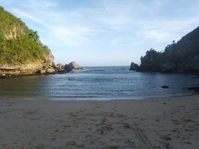 pantai ngrenehan sewa mobil jogja dunia traveling indonesia